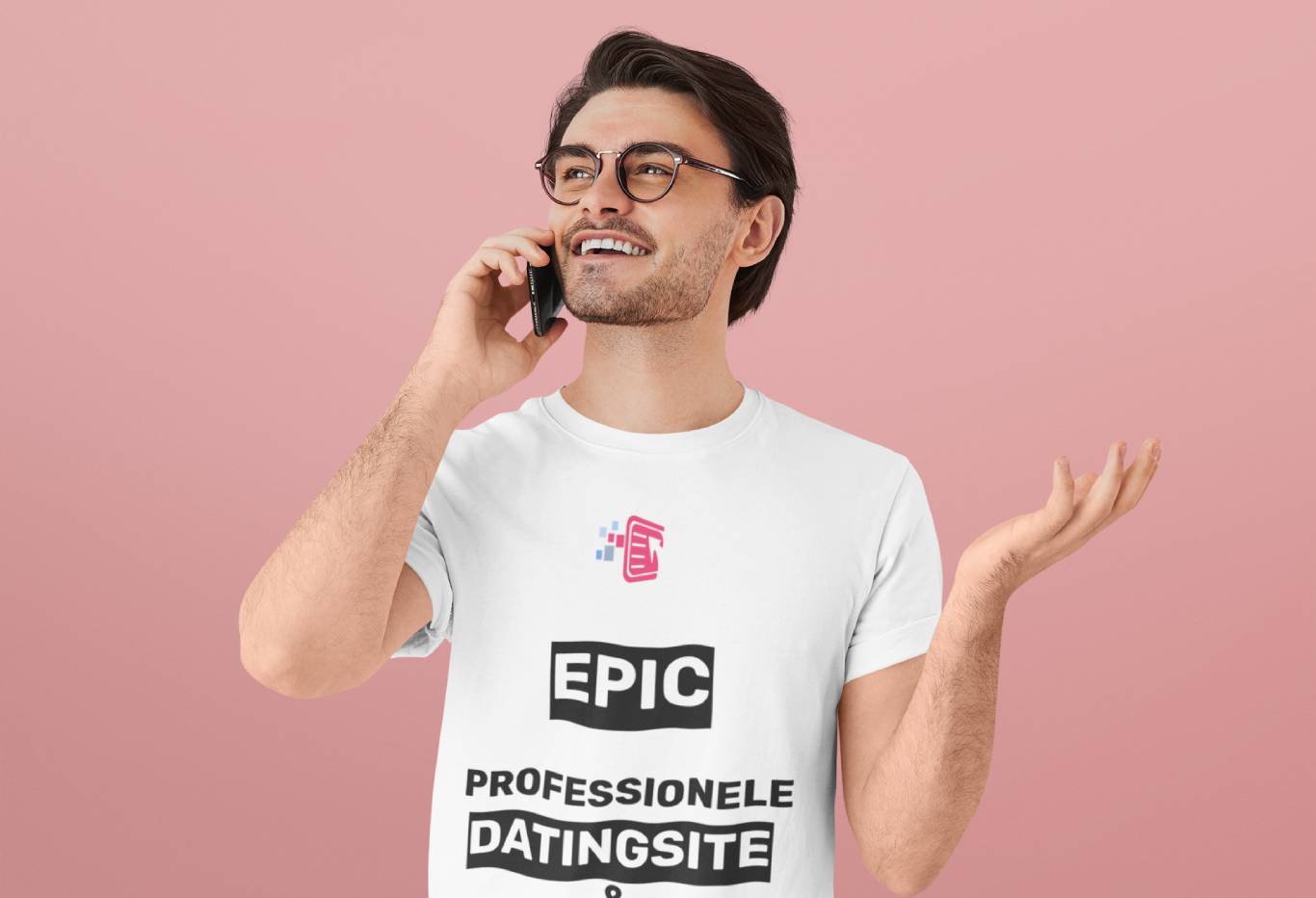 Een afbeelding van een man die aan het bellen is terwijl hij een shirt draagt met de tekst 'professionele dating site maker', wat duidt op zijn professionele ervaring in het maken van dating sites.